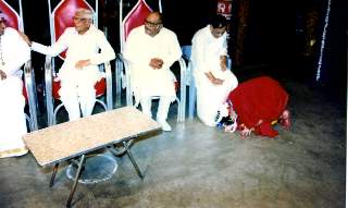 S. Priya take blessing of Dr. Balamuralikrishna