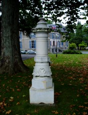 A l'entr�e de l'H�tel de Ville