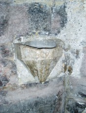 Le b�nitier ext�rieur pour les Cagots avec l'insigne de la patte d'oie les repr�sentants