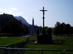 Vue sur l'all�e, au fond la Cath�drale de Lourdes