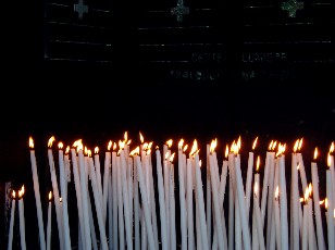 Les cierges allum�s par centaine