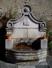 Fontaine contre l'�glise